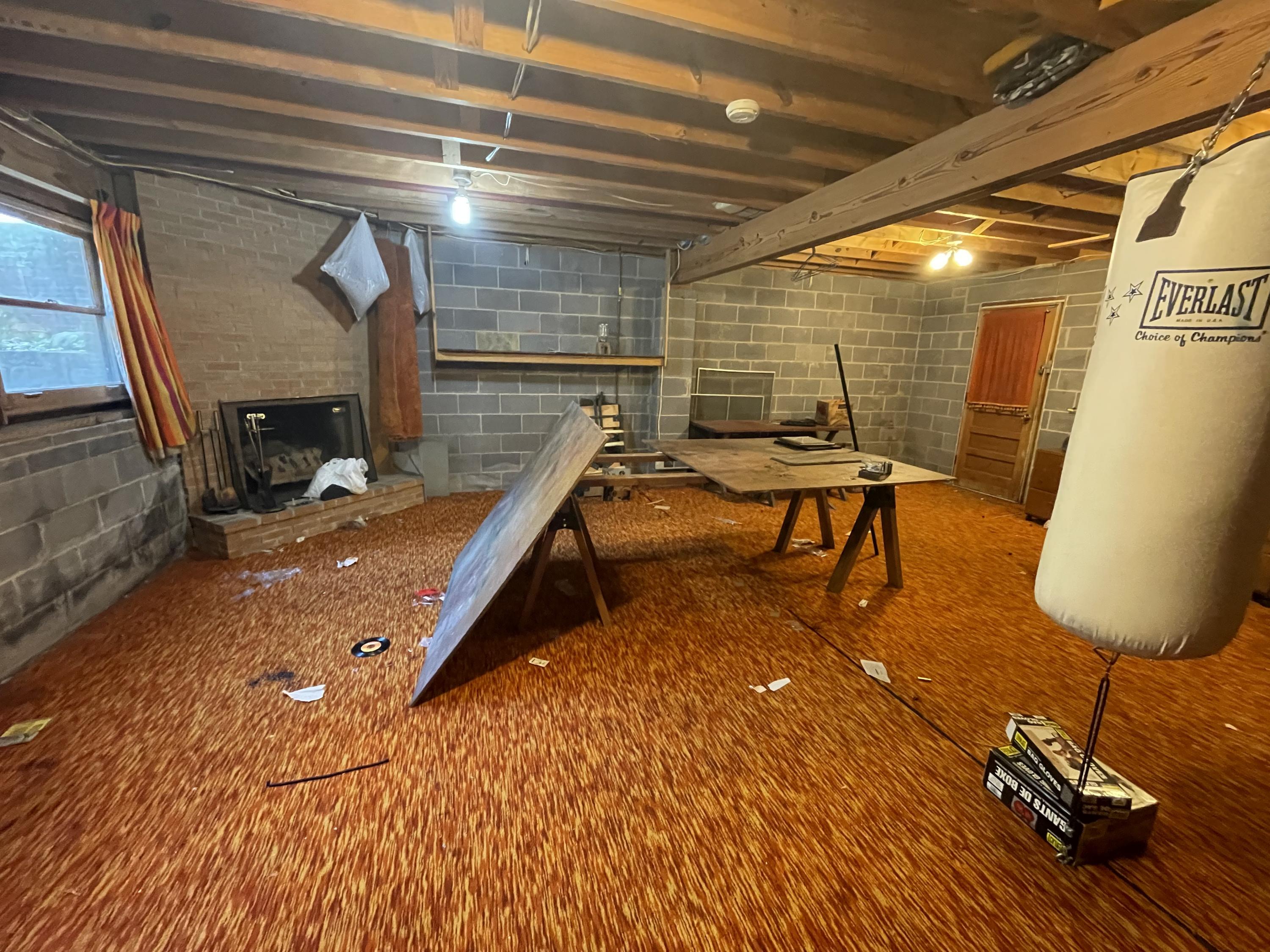 915 West Outer Drive Oak Ridge, TN 37830 - Photo 5 of 10 Gathering Area - plumbed bath & fireplac