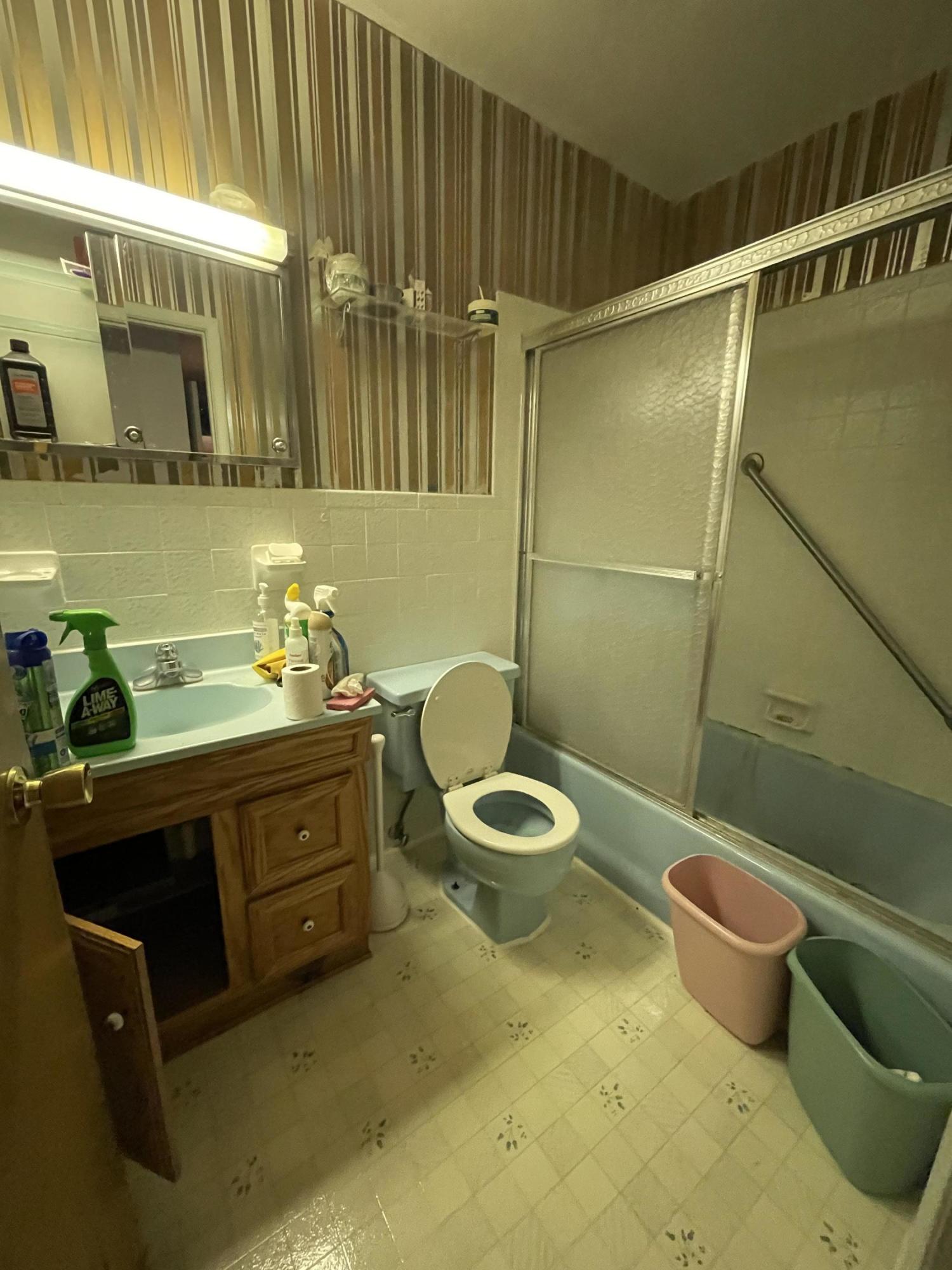 915 West Outer Drive Oak Ridge, TN 37830 - Photo 9 of 10 Hall Bath