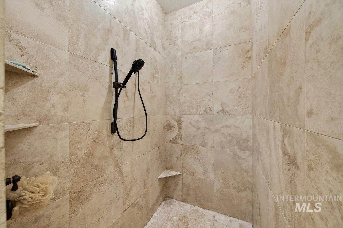 1013 East Rivers End Drive Eagle, ID 83616 - Photo 16 of 39