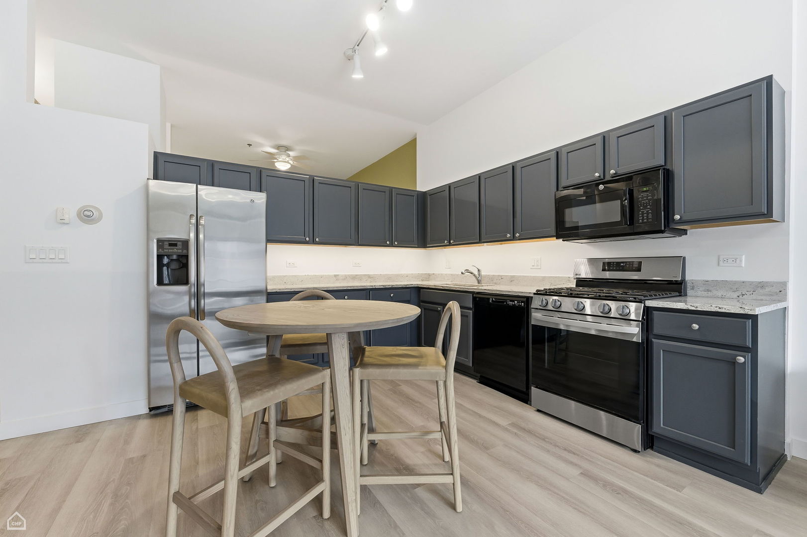 1000 East 53rd Street, Unit 215 Chicago, IL 60615 - Photo 3 of 17 a kitchen with a table and chairs in it