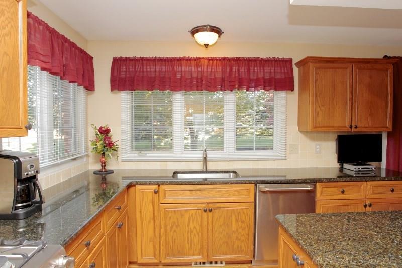 1313 Tulberry Circle Rochester, MI 48306 - Photo 15 of 38 31269943-16.JPG
