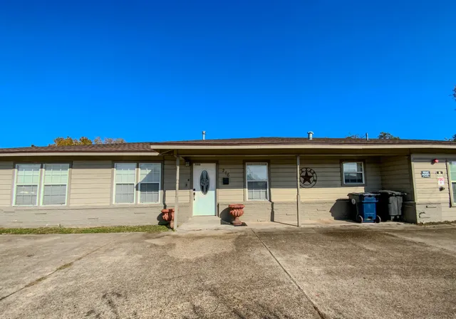 $350,000 | 216 East Plantation Drive, Clute, TX 77531