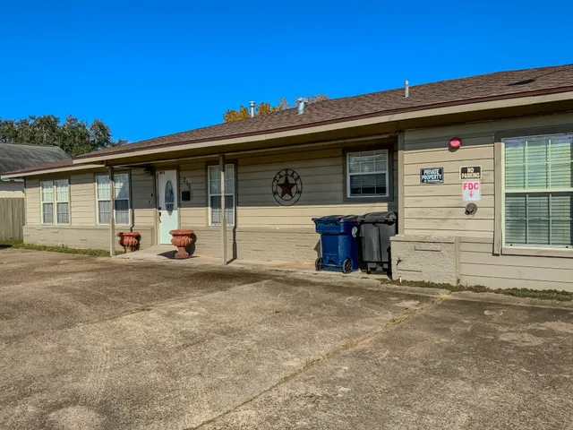 $350,000 | 216 East Plantation Drive, Clute, TX 77531