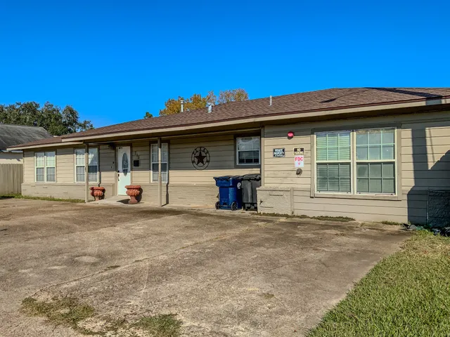 $350,000 | 216 East Plantation Drive, Clute, TX 77531