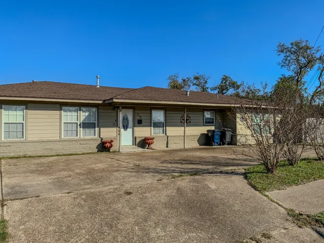 $350,000 | 216 East Plantation Drive, Clute, TX 77531