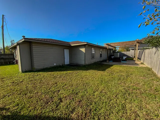 $350,000 | 216 East Plantation Drive, Clute, TX 77531