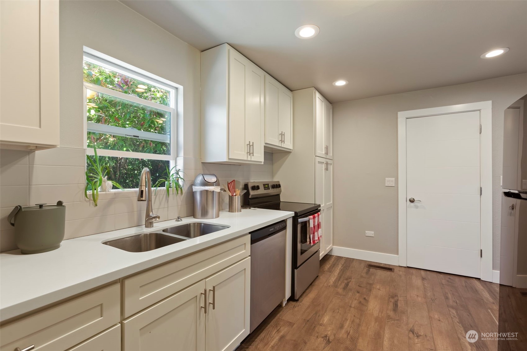 1720 South Walters Road Tacoma, WA 98465 - Photo 10 of 40 Gallery Image 10