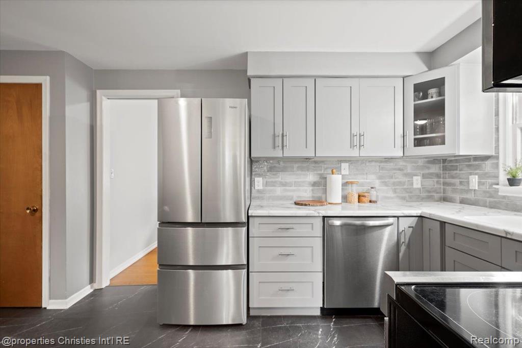 29780 Fall River Road Southfield, MI 48076 - Photo 8 of 38