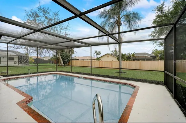 a view of a backyard