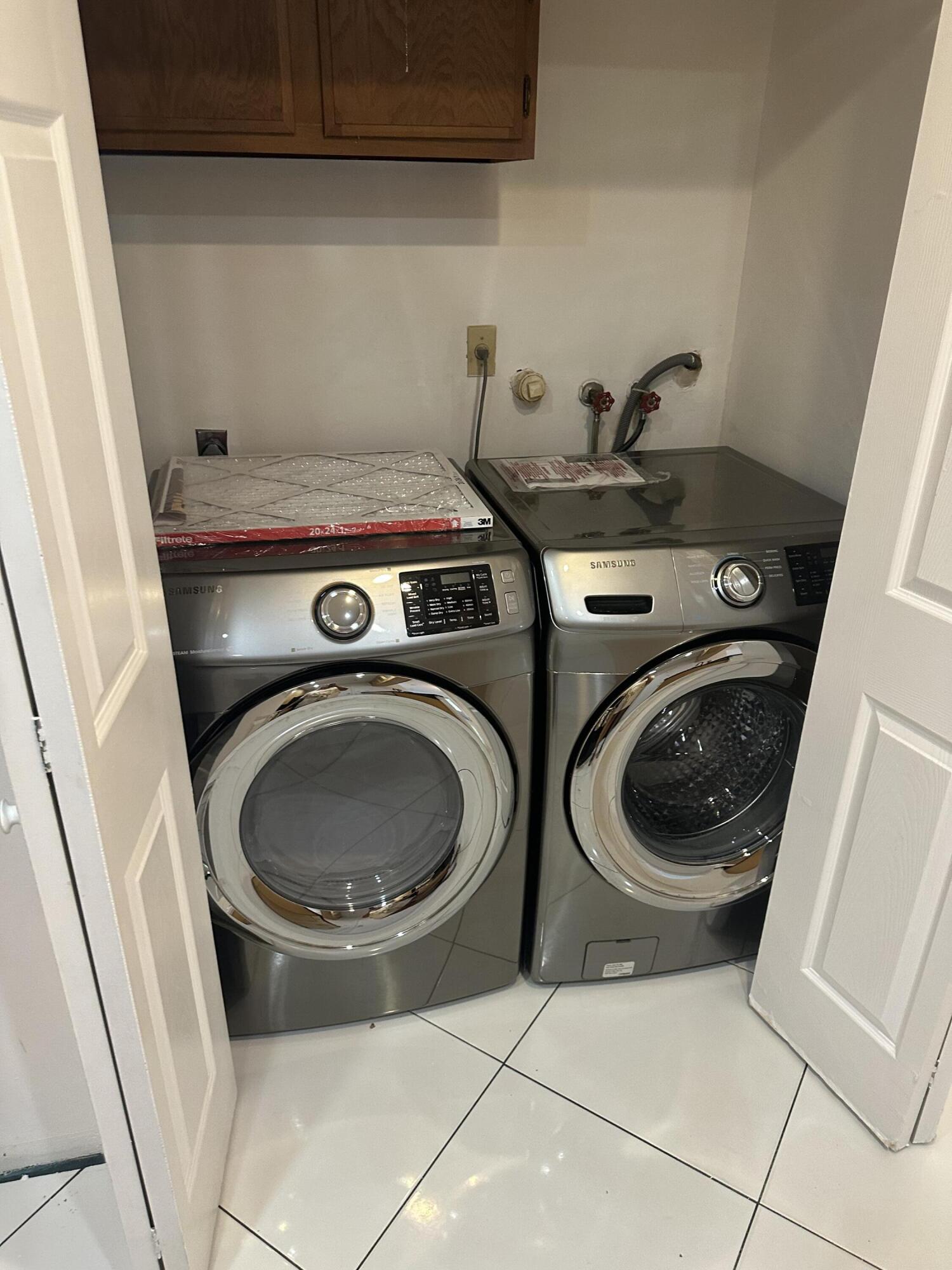 6504 Harbour Road North Lauderdale, FL 33068 - Photo 5 of 15 a utility room with dryer and washer