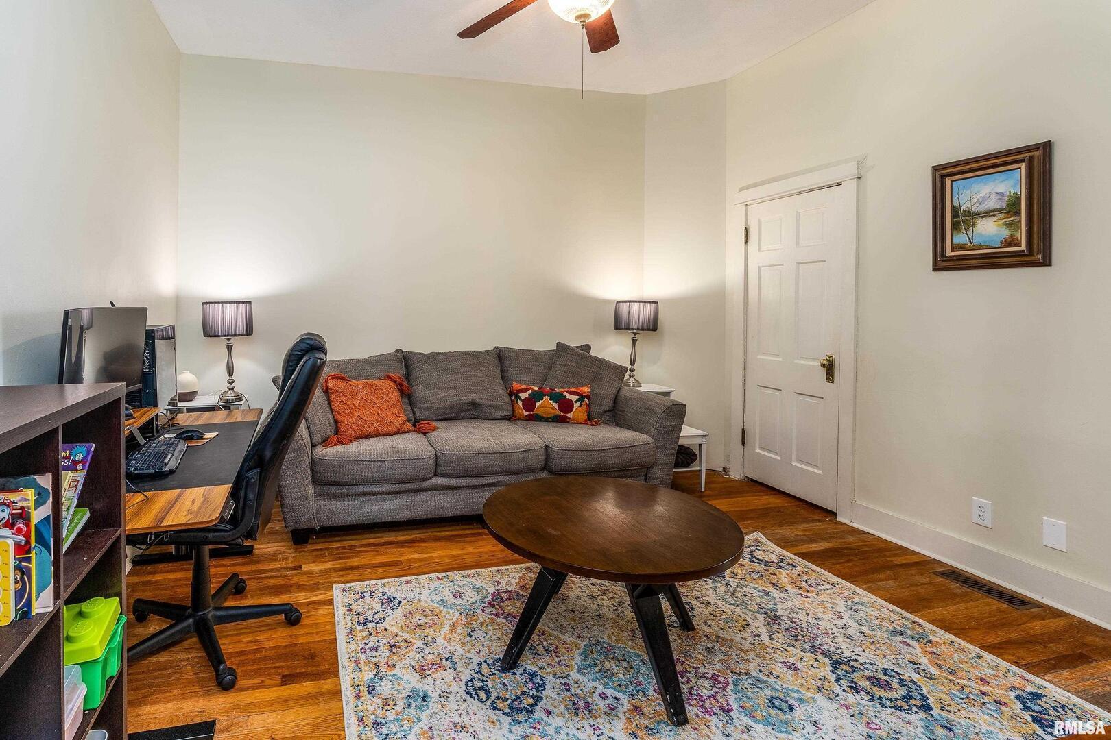 2101 Walnut Street Murphysboro, IL 62966 - Photo 19 of 55 a living room with furniture and a rug