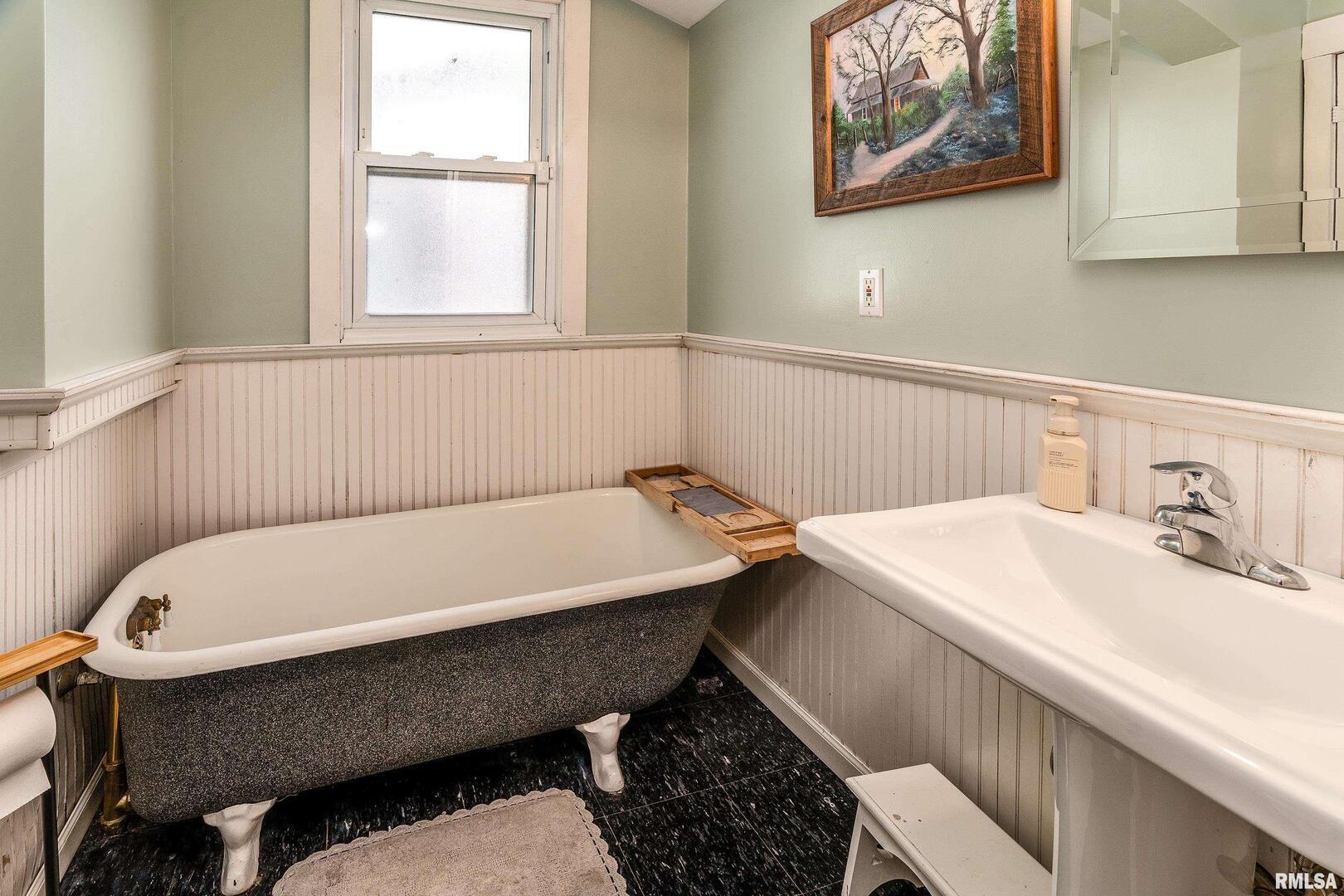 2101 Walnut Street Murphysboro, IL 62966 - Photo 21 of 55 a bathroom with a tub and a sink