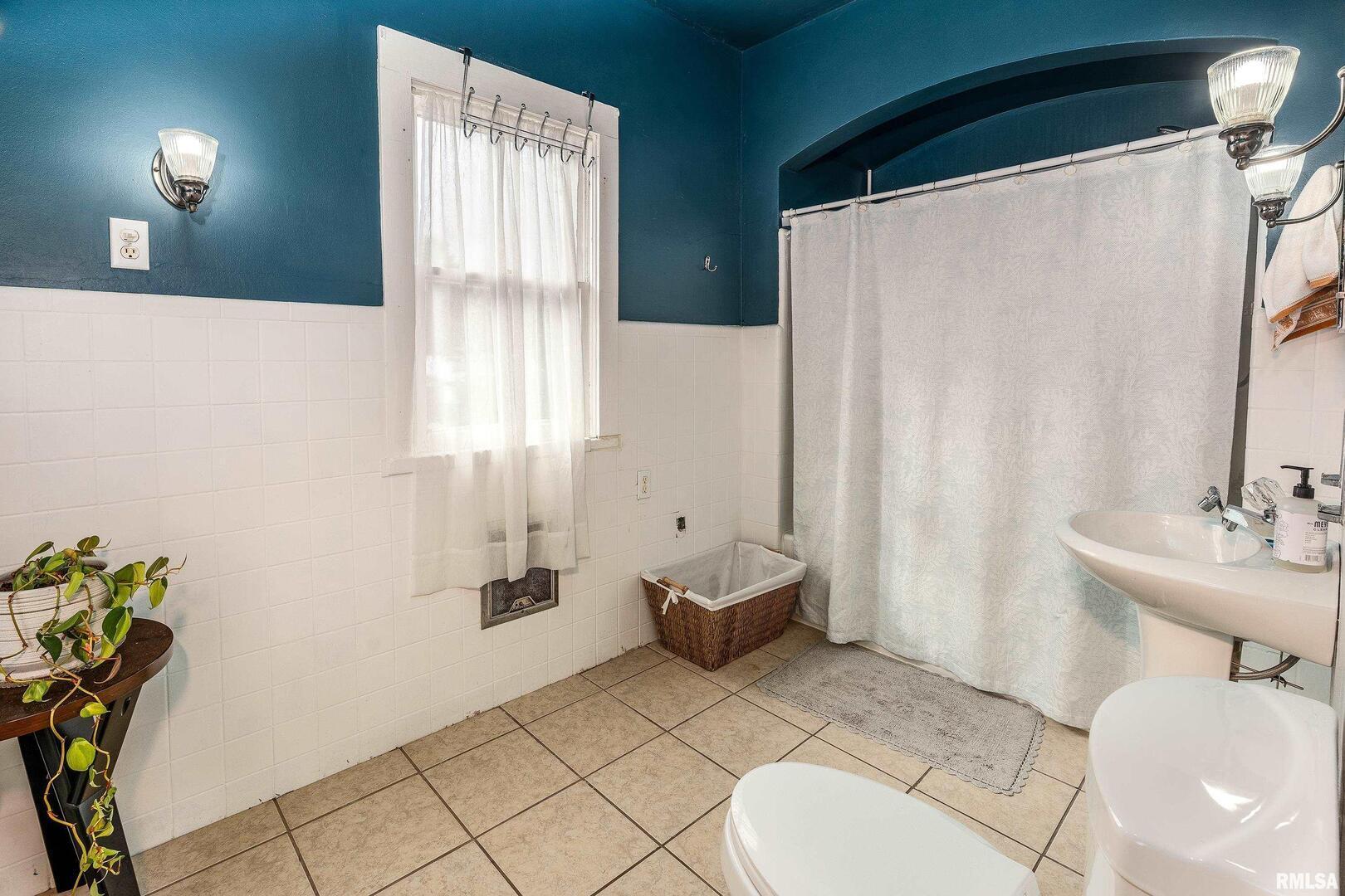 2101 Walnut Street Murphysboro, IL 62966 - Photo 30 of 55 a bathroom with a sink toilet and shower