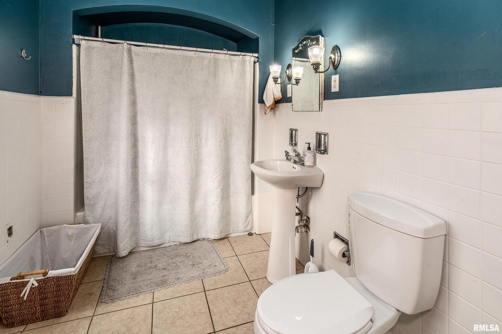 2101 Walnut Street Murphysboro, IL 62966 - Photo 31 of 55 a bathroom with a sink toilet and shower