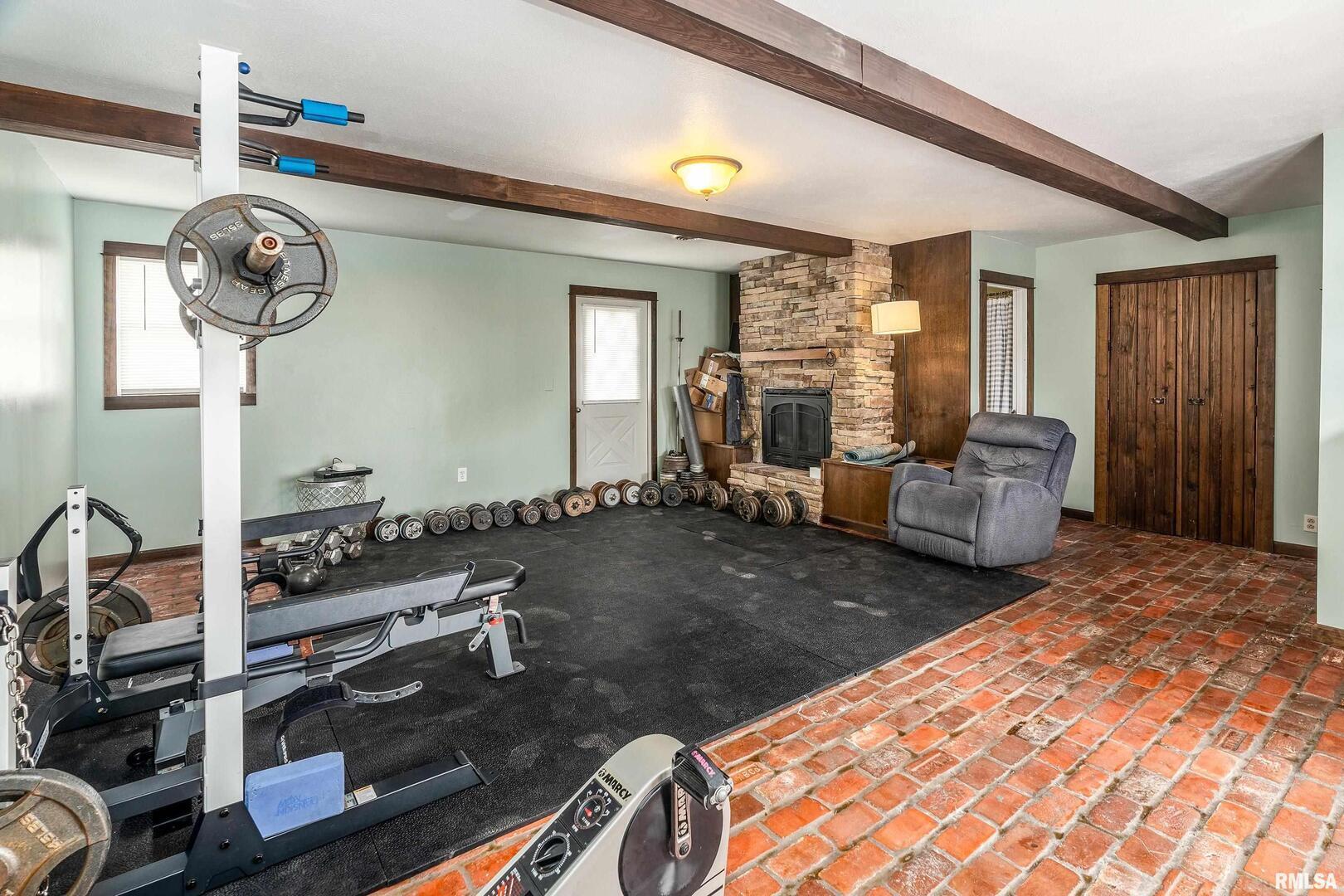 2101 Walnut Street Murphysboro, IL 62966 - Photo 34 of 55 a living room with furniture