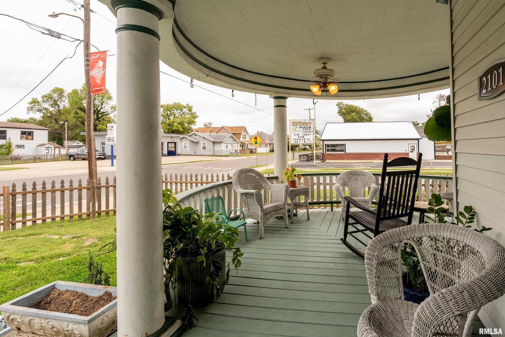2101 Walnut Street Murphysboro, IL 62966 - Photo 4 of 55 a view of a chairs and table in patio with a yard