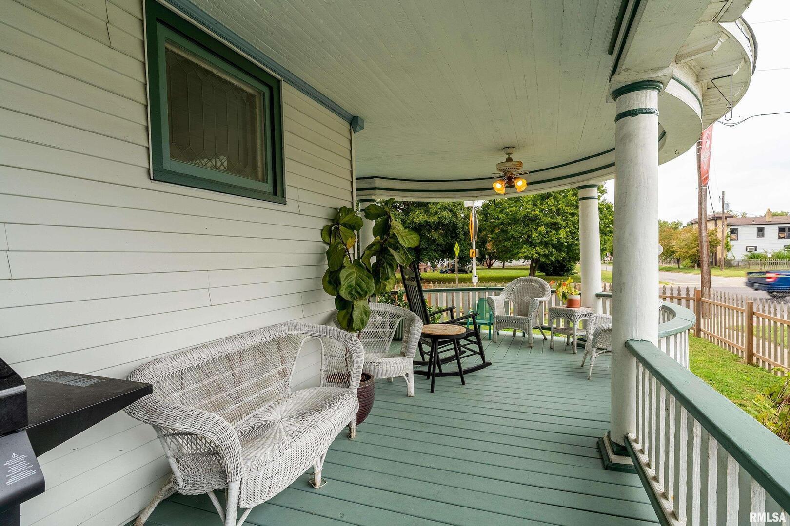 2101 Walnut Street Murphysboro, IL 62966 - Photo 6 of 55 a living room with furniture