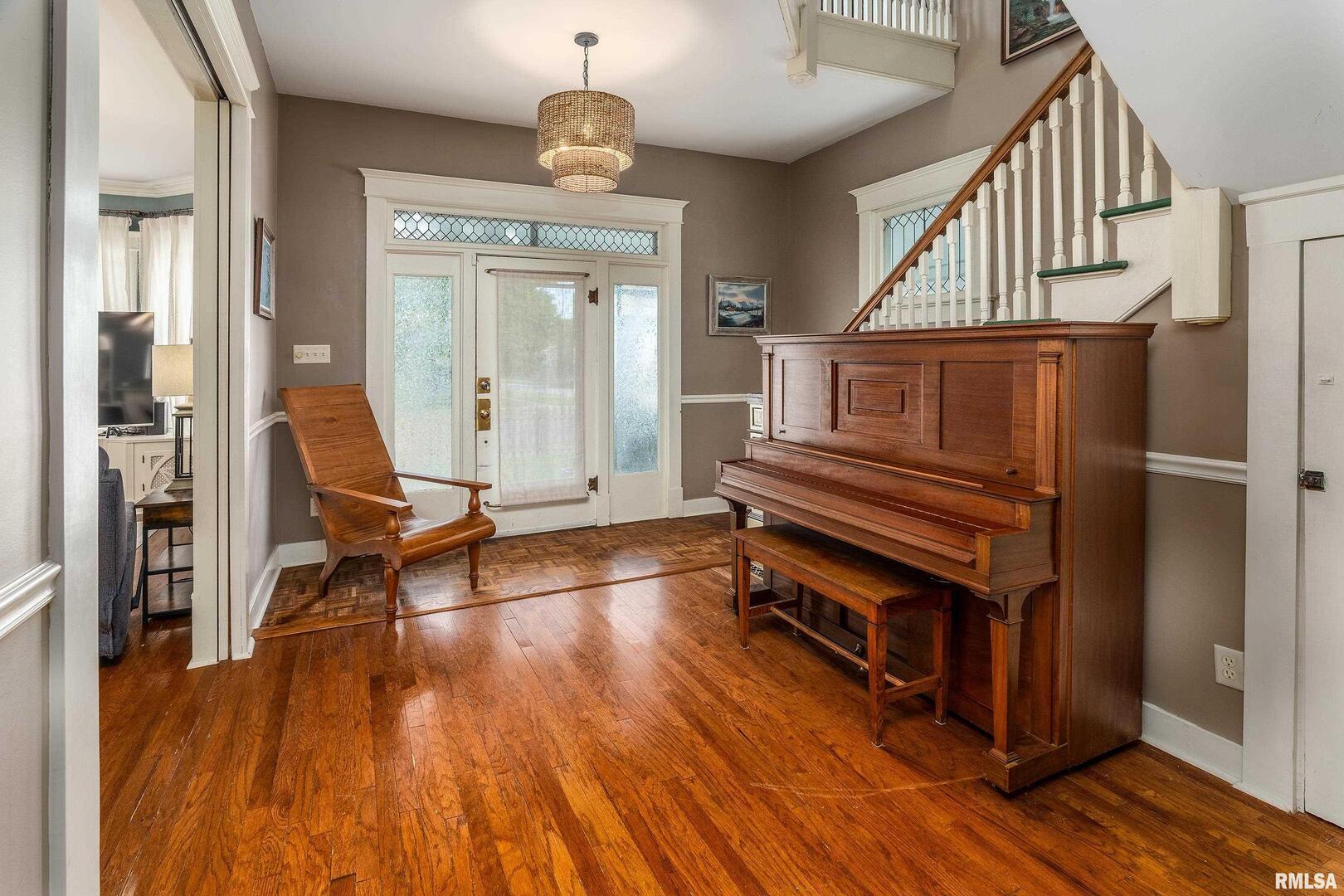 2101 Walnut Street Murphysboro, IL 62966 - Photo 8 of 55 a view of a livingroom with wooden floor and furniture