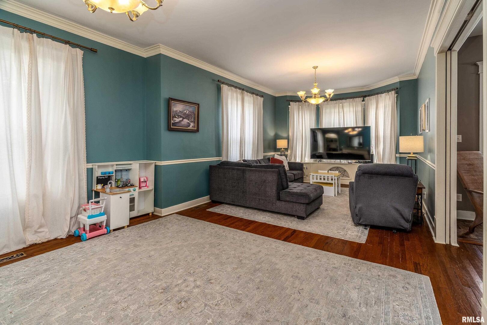 2101 Walnut Street Murphysboro, IL 62966 - Photo 9 of 55 a living room with furniture and a flat screen tv