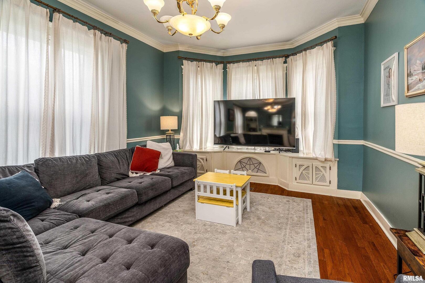 2101 Walnut Street Murphysboro, IL 62966 - Photo 10 of 55 a living room with furniture and a flat screen tv