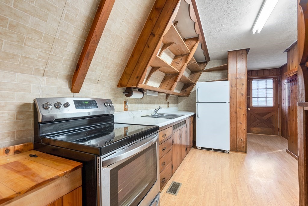 24 East Brimfield Road Holland, MA 01521 - Photo 9 of 30