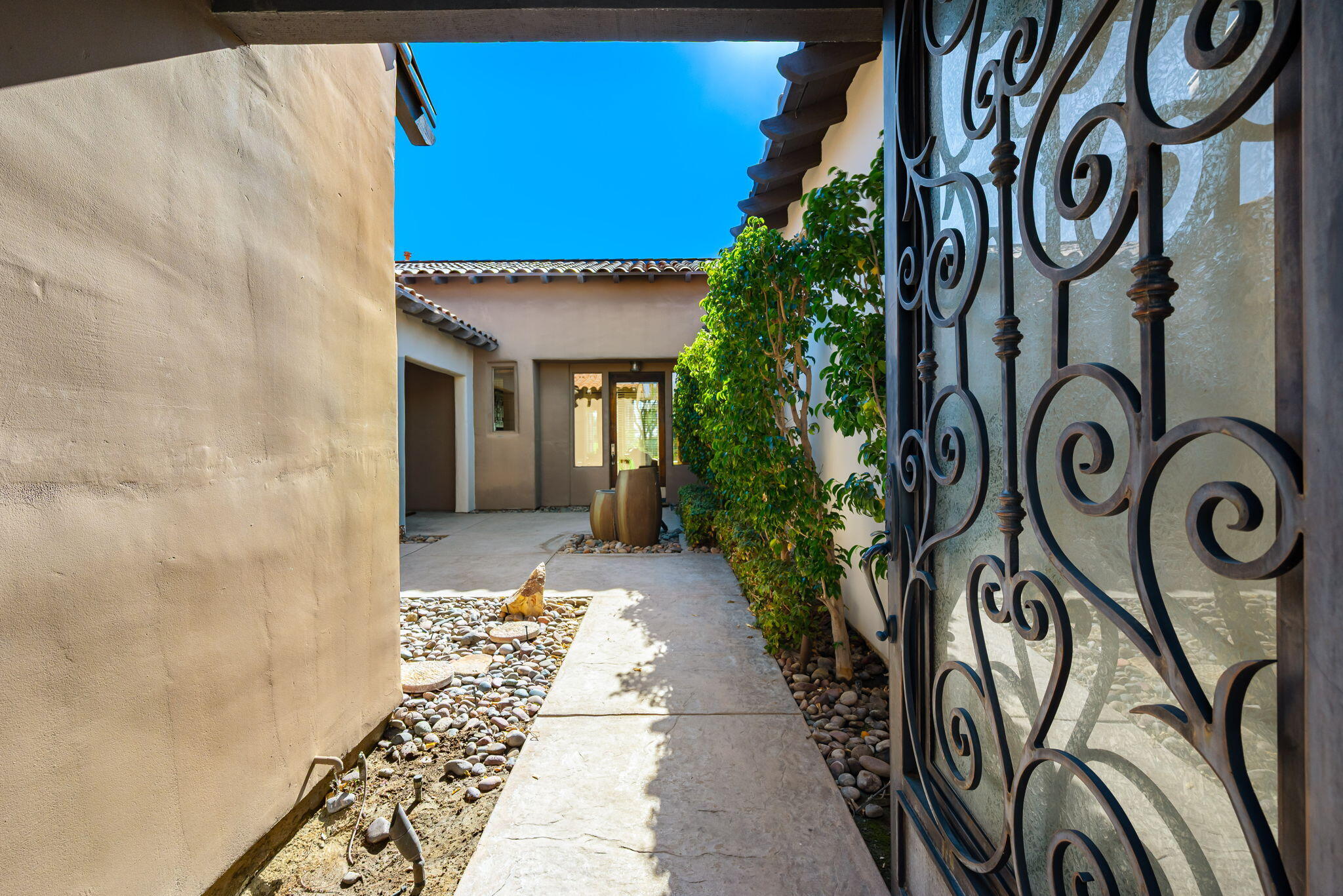 326 Loch Lomond Road Rancho Mirage, CA 92270 - Photo 8 of 43 10-web-or-mls-JBLoch_OPMG_0825_010