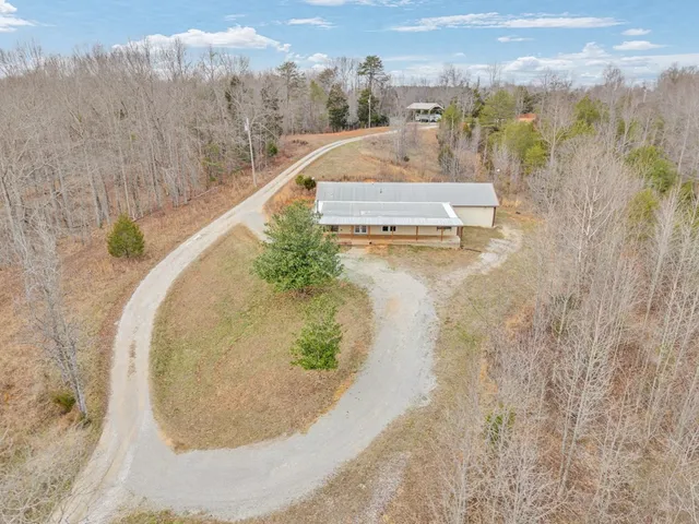 $274,900 | 233 MacArthur Lane, Walling, TN 38587