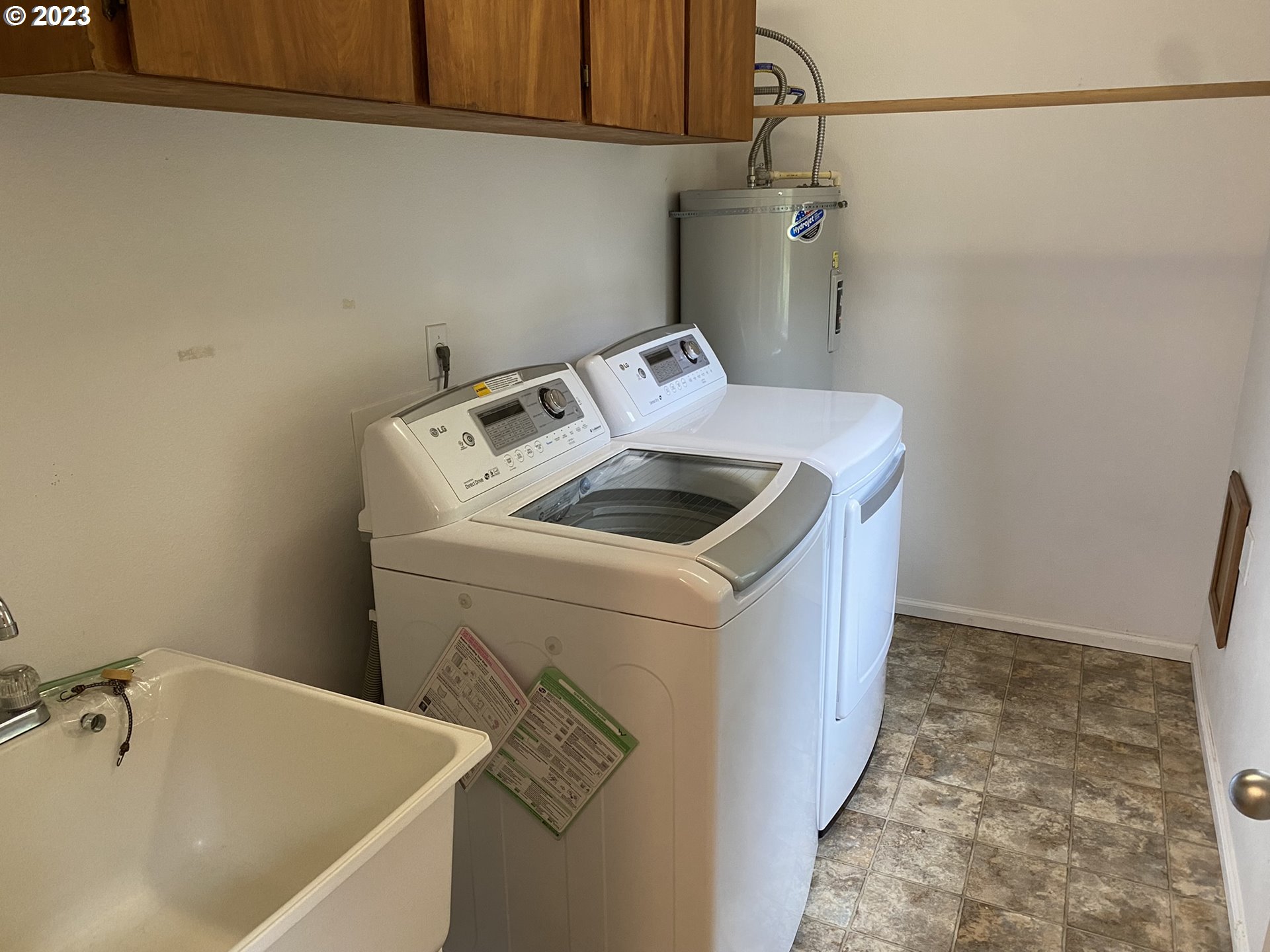 4863 Darlings Loop Florence, OR 97439 - Photo 18 of 47 a utility room with dryer and washer