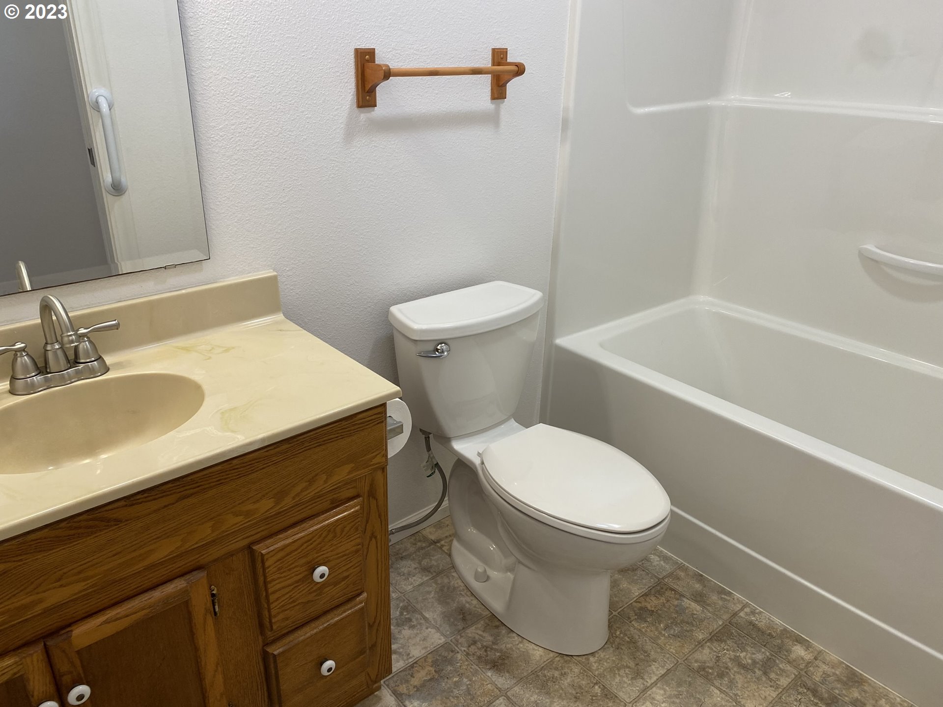 4863 Darlings Loop Florence, OR 97439 - Photo 20 of 47 a bathroom with a sink toilet and bathtub