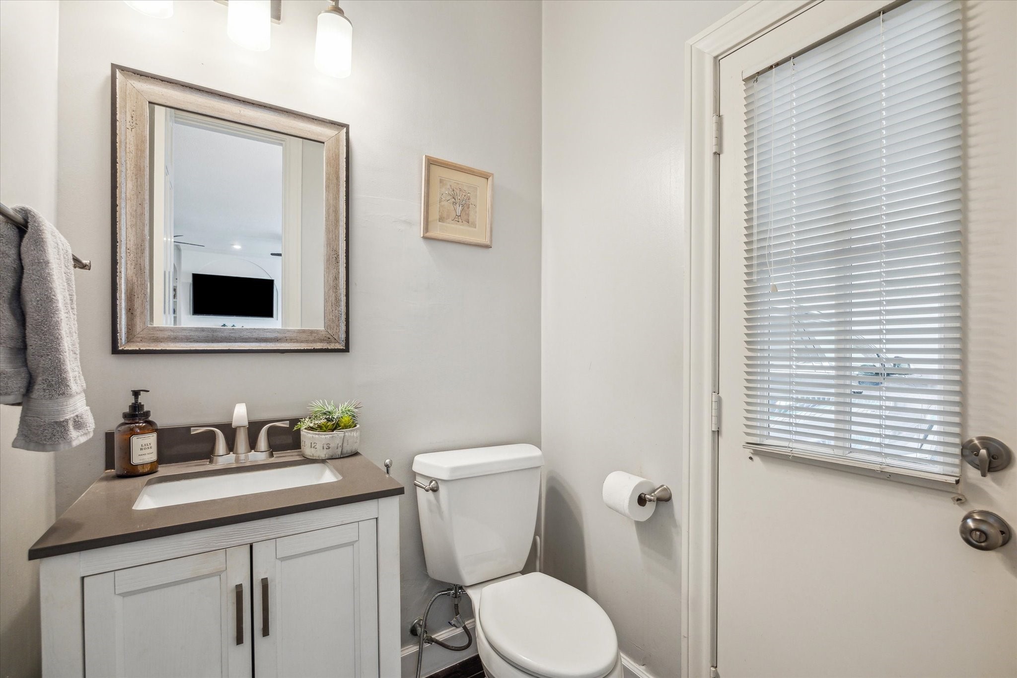13627 Ashley Run Houston, TX 77077 - Photo 13 of 28 a bathroom with a toilet a sink and mirror