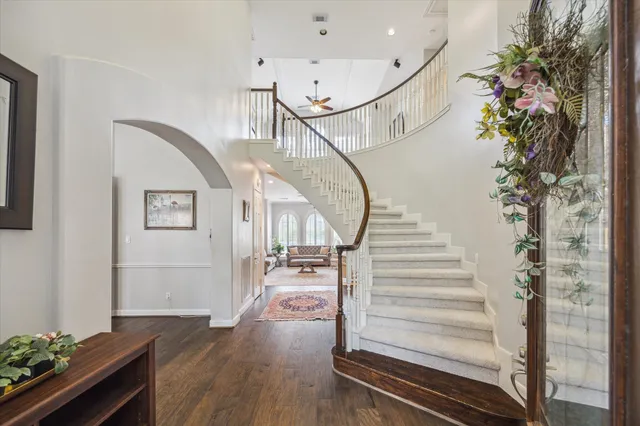 a view of entryway with a workspace