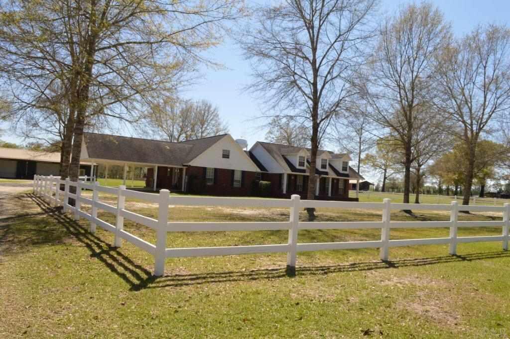 8931 Buddy Hardy Road Milton, FL 32570 - Photo 4 of 45 WHITE PICKET FENCE