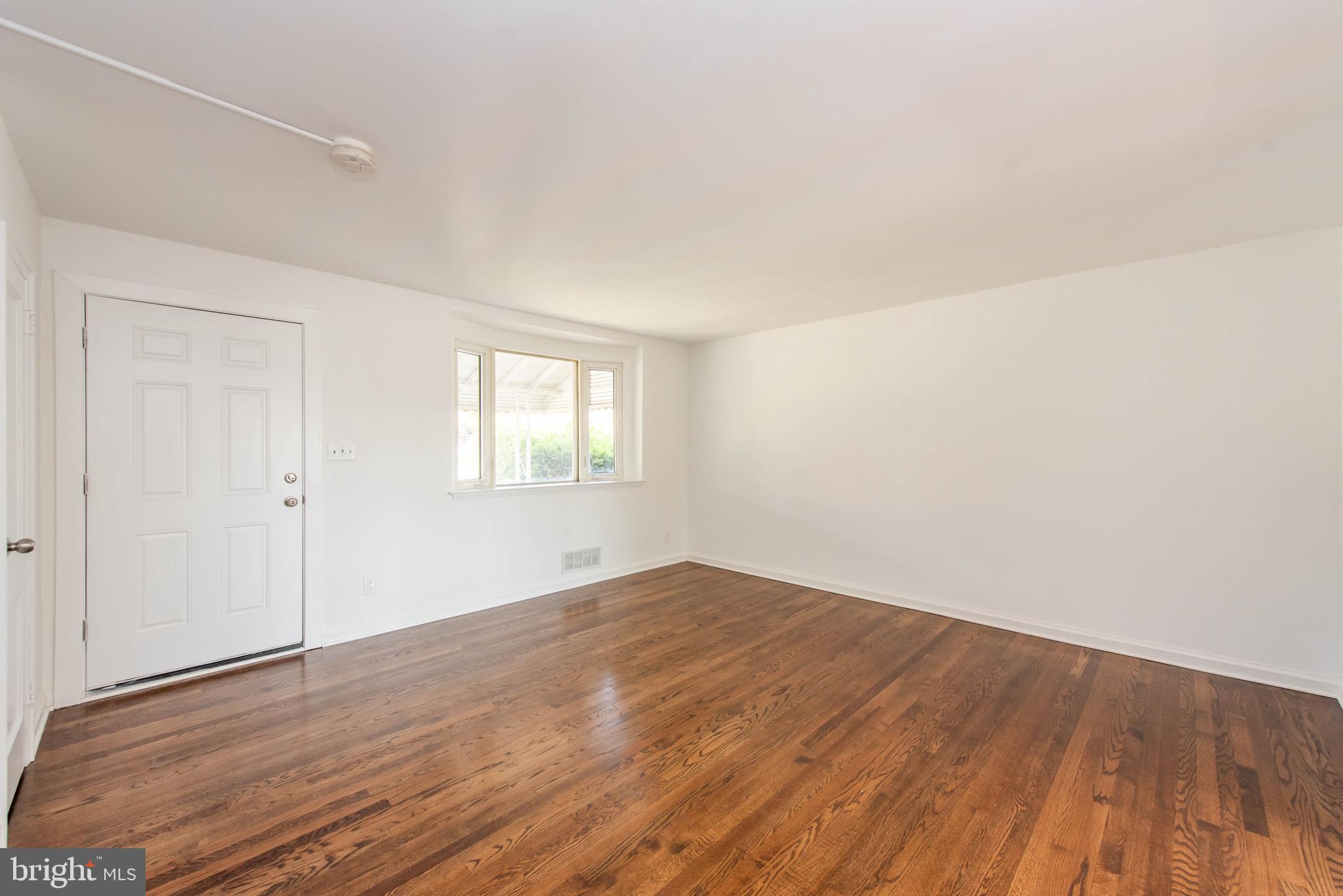911 Coleridge Road Baltimore, MD 21229 - Photo 4 of 40 Living Room