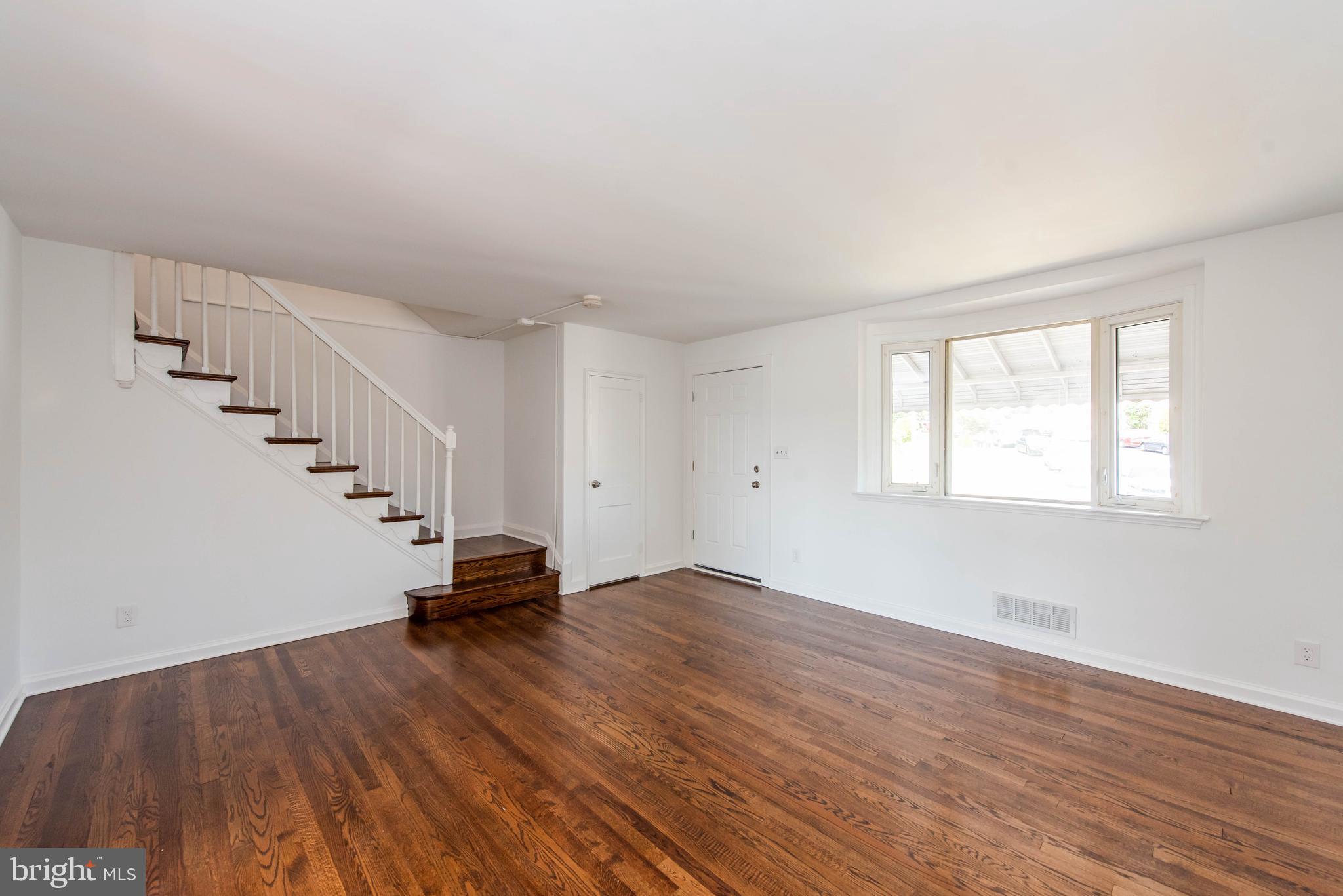 911 Coleridge Road Baltimore, MD 21229 - Photo 5 of 40 Living Room