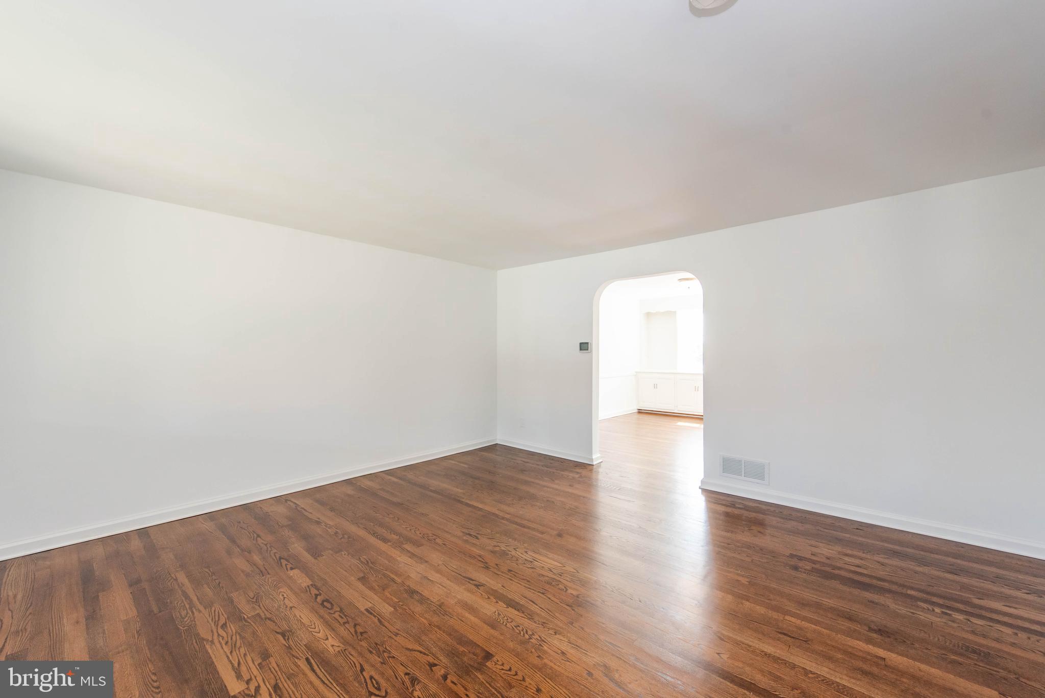 911 Coleridge Road Baltimore, MD 21229 - Photo 7 of 40 Living Room