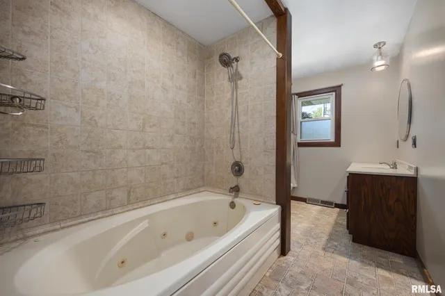 $212,000 | 719 Schilpp Court, Hopedale, IL 61747