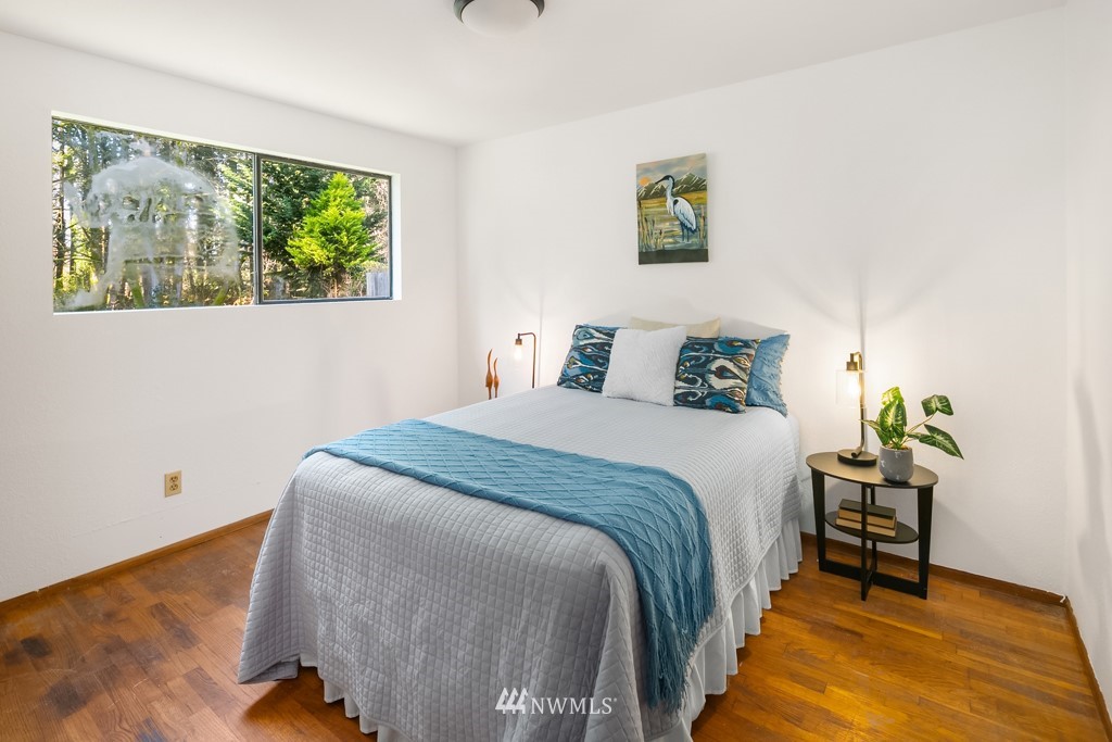 17721 Beall Road Southwest Vashon, WA 98070 - Photo 19 of 35 a bedroom with a bed and a painting on the wall