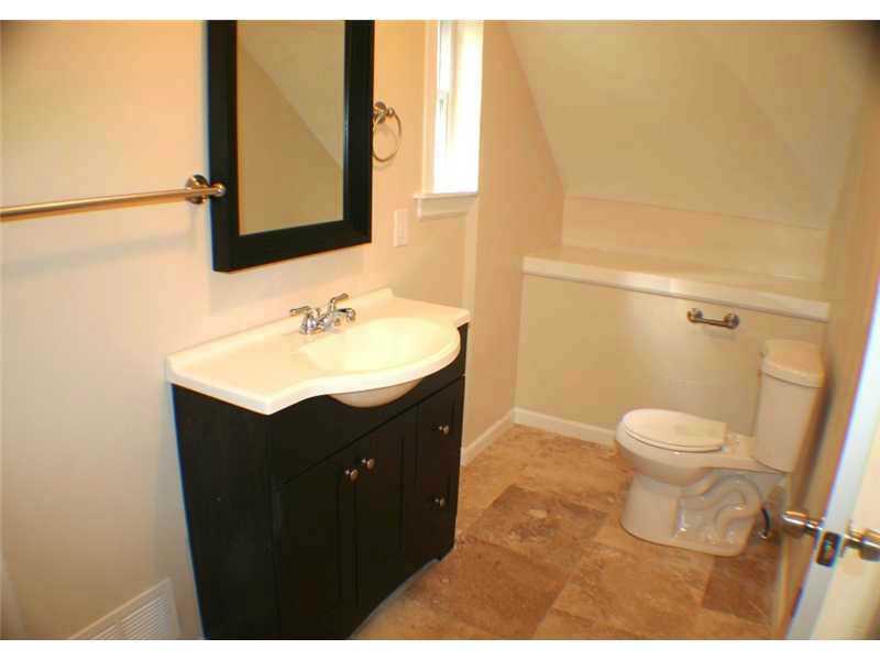 121 Freeport Road Aspinwall, PA 15215 - Photo 19 of 20 Full Bath. Upstairs Bathroom.