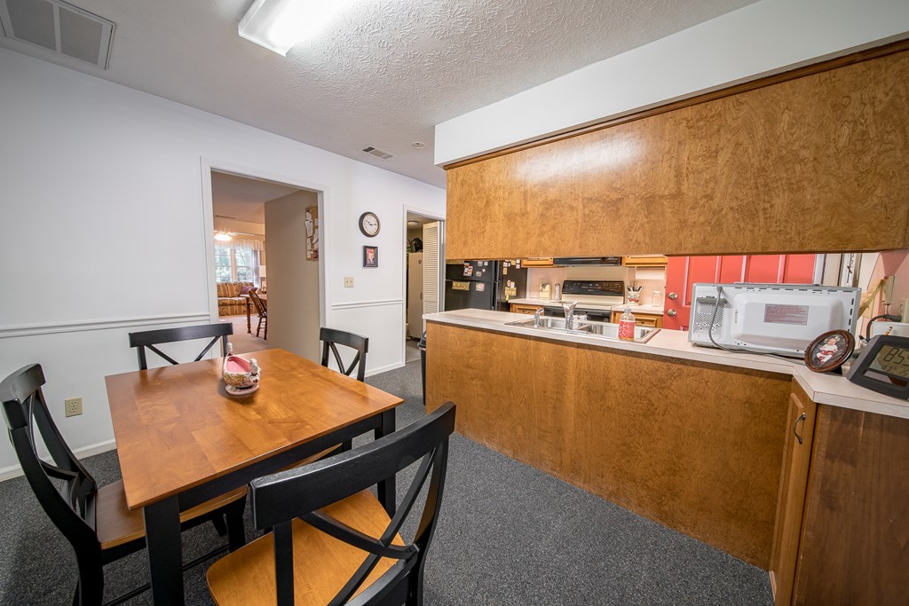6101 River Road, Unit 42 Columbus, GA 31904 - Photo 14 of 28 a dining room with furniture and a large window