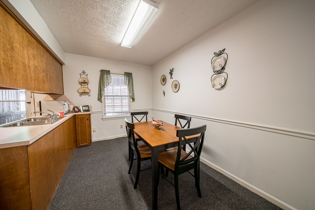 6101 River Road, Unit 42 Columbus, GA 31904 - Photo 15 of 28 a dining room with furniture and window