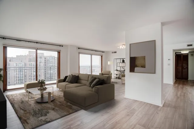 $160,000 | 1225 Lasalle Avenue, Unit 1704, Minneapolis, MN 55403