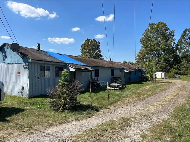 a view of a house with backyard and garden
