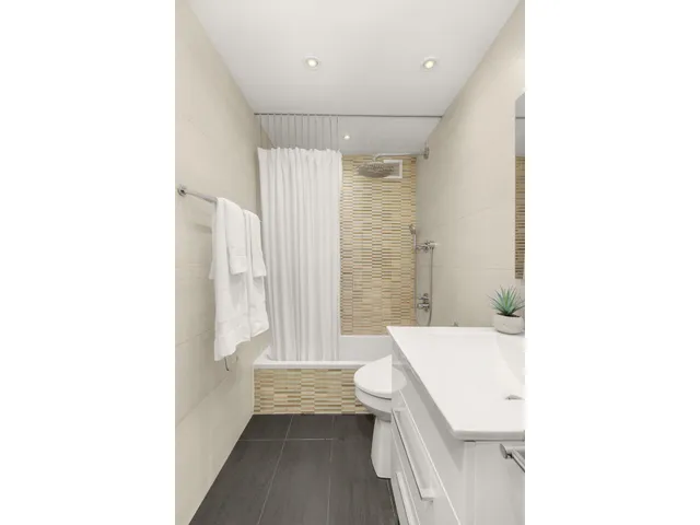 $1,750,000 | 230 East 79th Street, Unit 12CD | Upper East Side