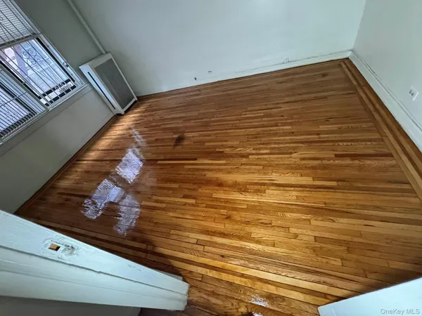 $2,000 | 2187 Holland Avenue, Unit 2L | Pelham Parkway