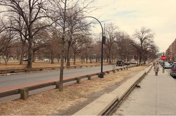 $2,000 | 2187 Holland Avenue, Unit 2L | Pelham Parkway