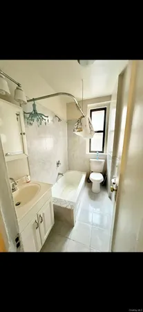 $2,000 | 2187 Holland Avenue, Unit 2L | Pelham Parkway
