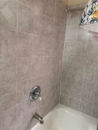 $2,000 | 2187 Holland Avenue, Unit 2L | Pelham Parkway