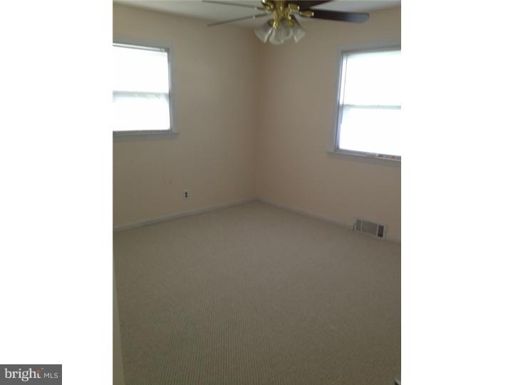 1004 Columbus Road Burlington, NJ 08016 - Photo 3 of 7 Living Room