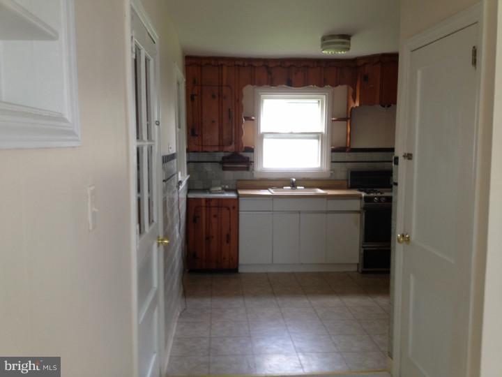 1004 Columbus Road Burlington, NJ 08016 - Photo 4 of 7 Kitchen