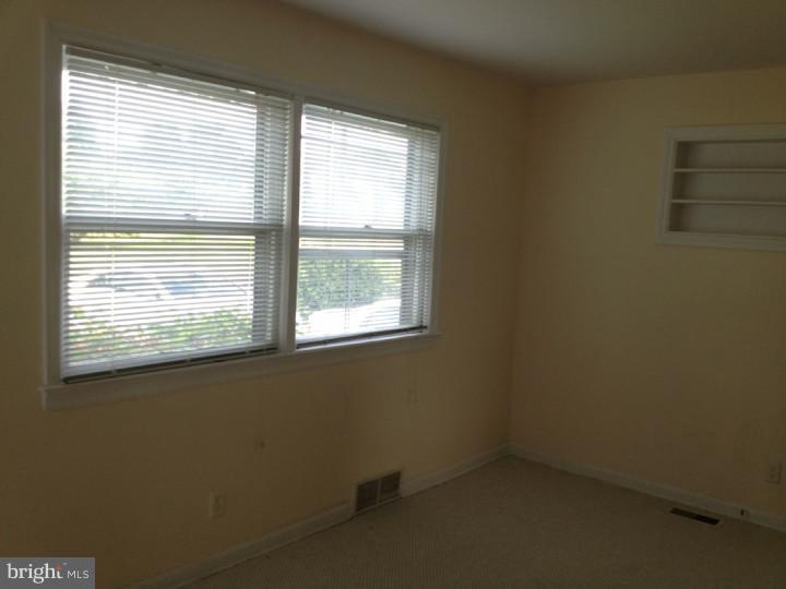 1004 Columbus Road Burlington, NJ 08016 - Photo 7 of 7 Living Room